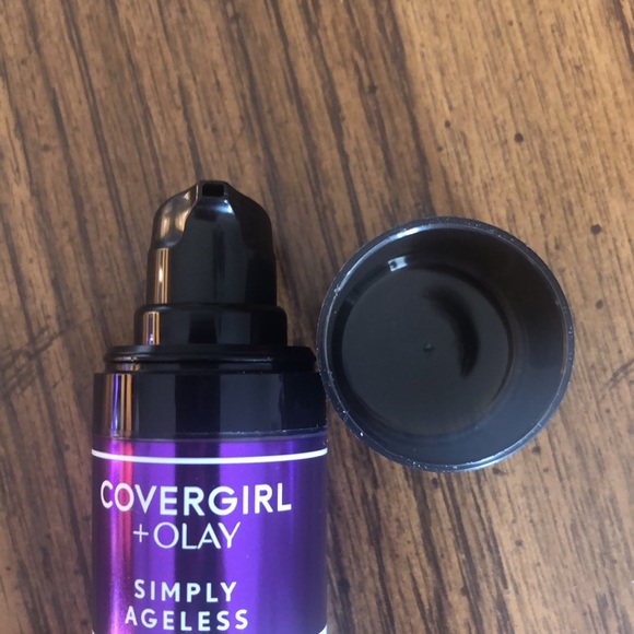 Cover girl + 0lay simply ageless foundation220 - Picture 2 of 3